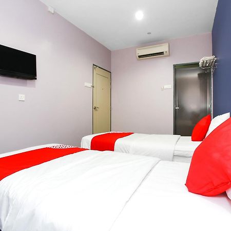 Oyo 89332 De Hotel Teluk Intan Esterno foto