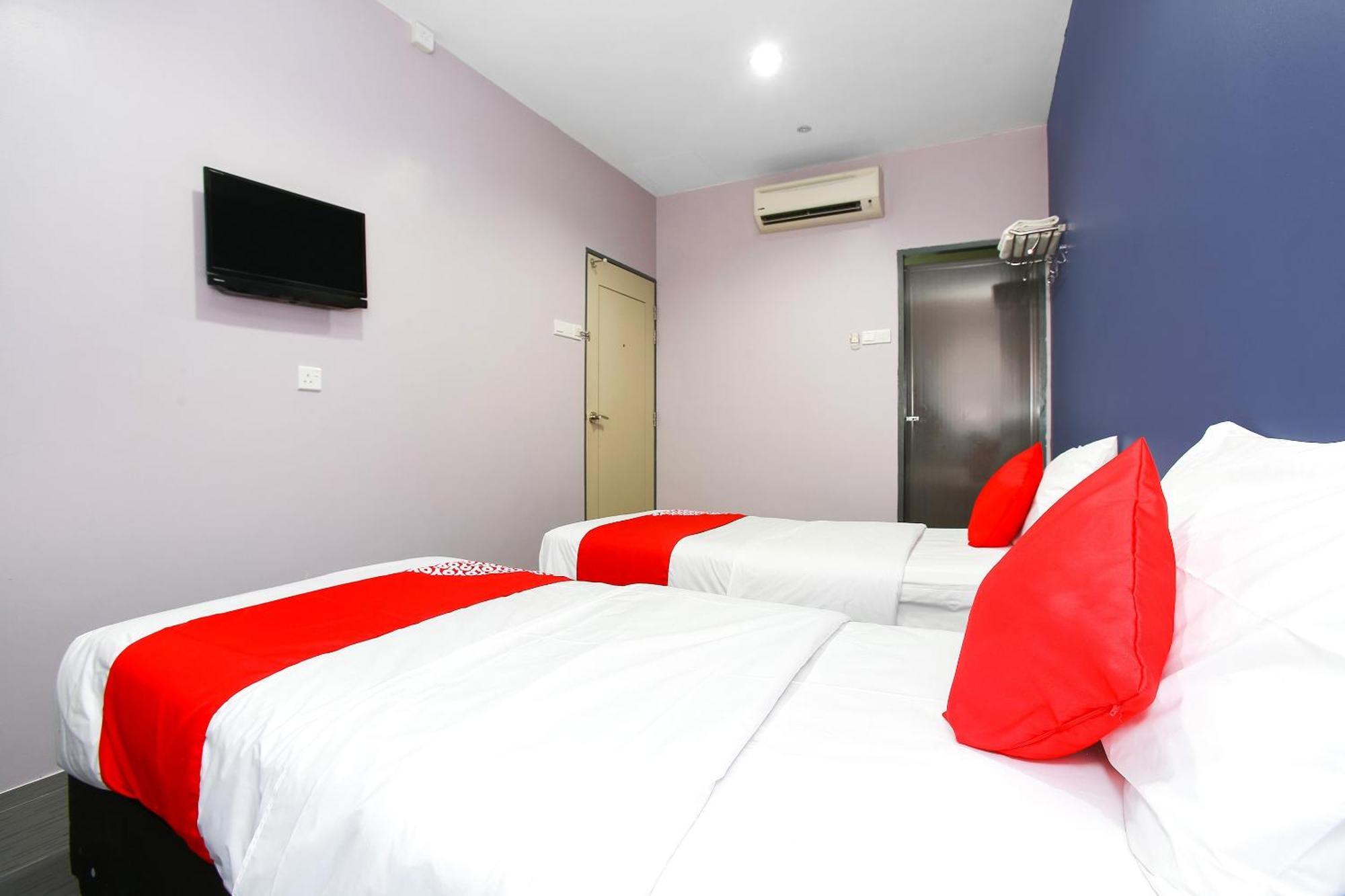 Oyo 89332 De Hotel Teluk Intan Esterno foto
