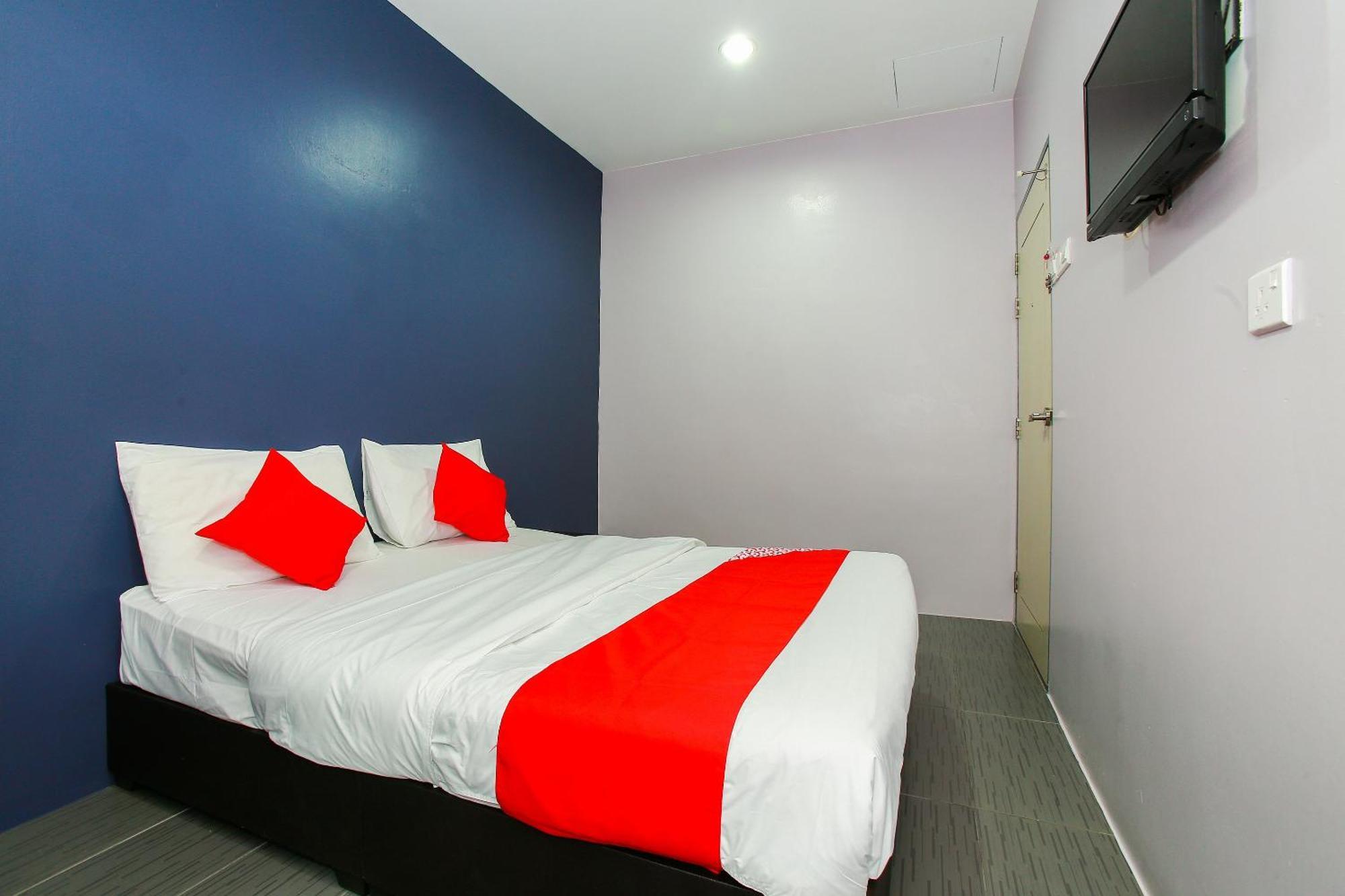 Oyo 89332 De Hotel Teluk Intan Esterno foto