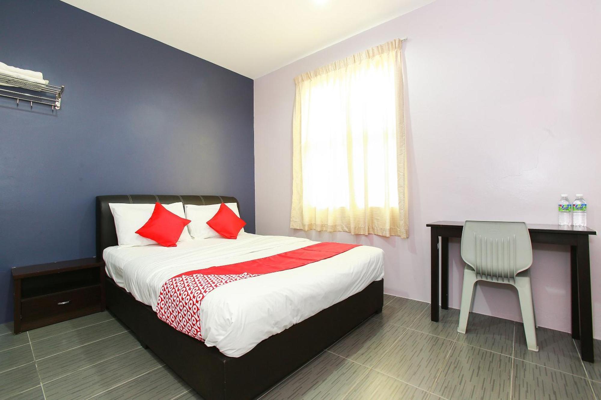 Oyo 89332 De Hotel Teluk Intan Esterno foto