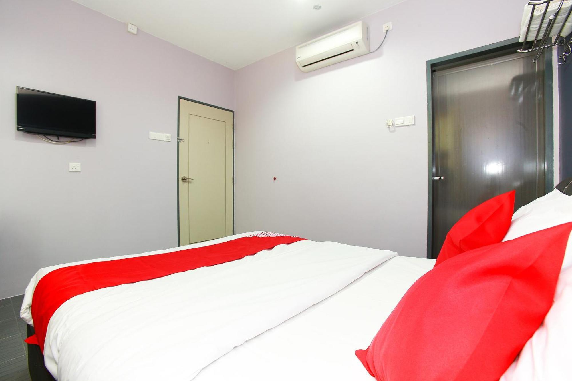 Oyo 89332 De Hotel Teluk Intan Esterno foto