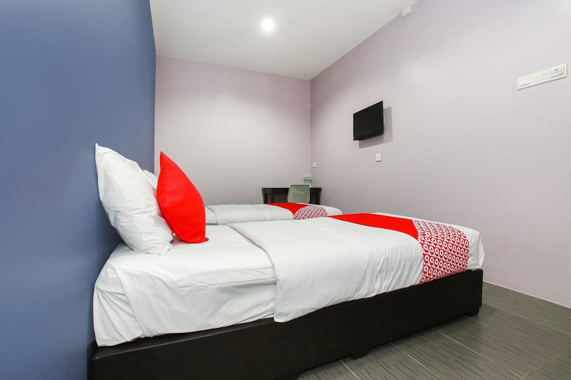 Oyo 89332 De Hotel Teluk Intan Esterno foto