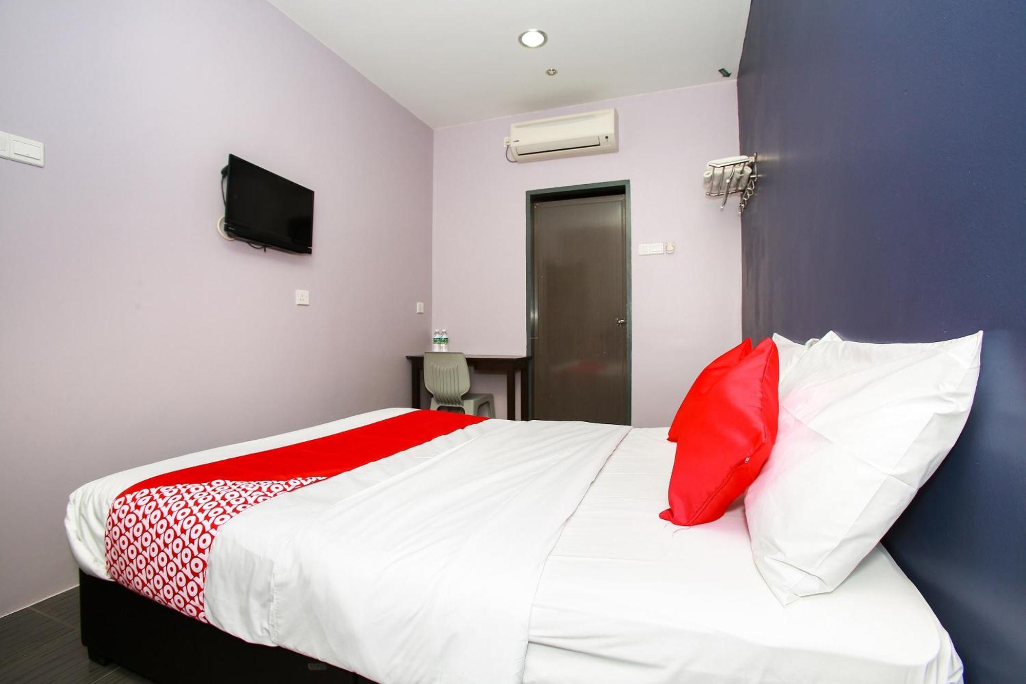 Oyo 89332 De Hotel Teluk Intan Esterno foto