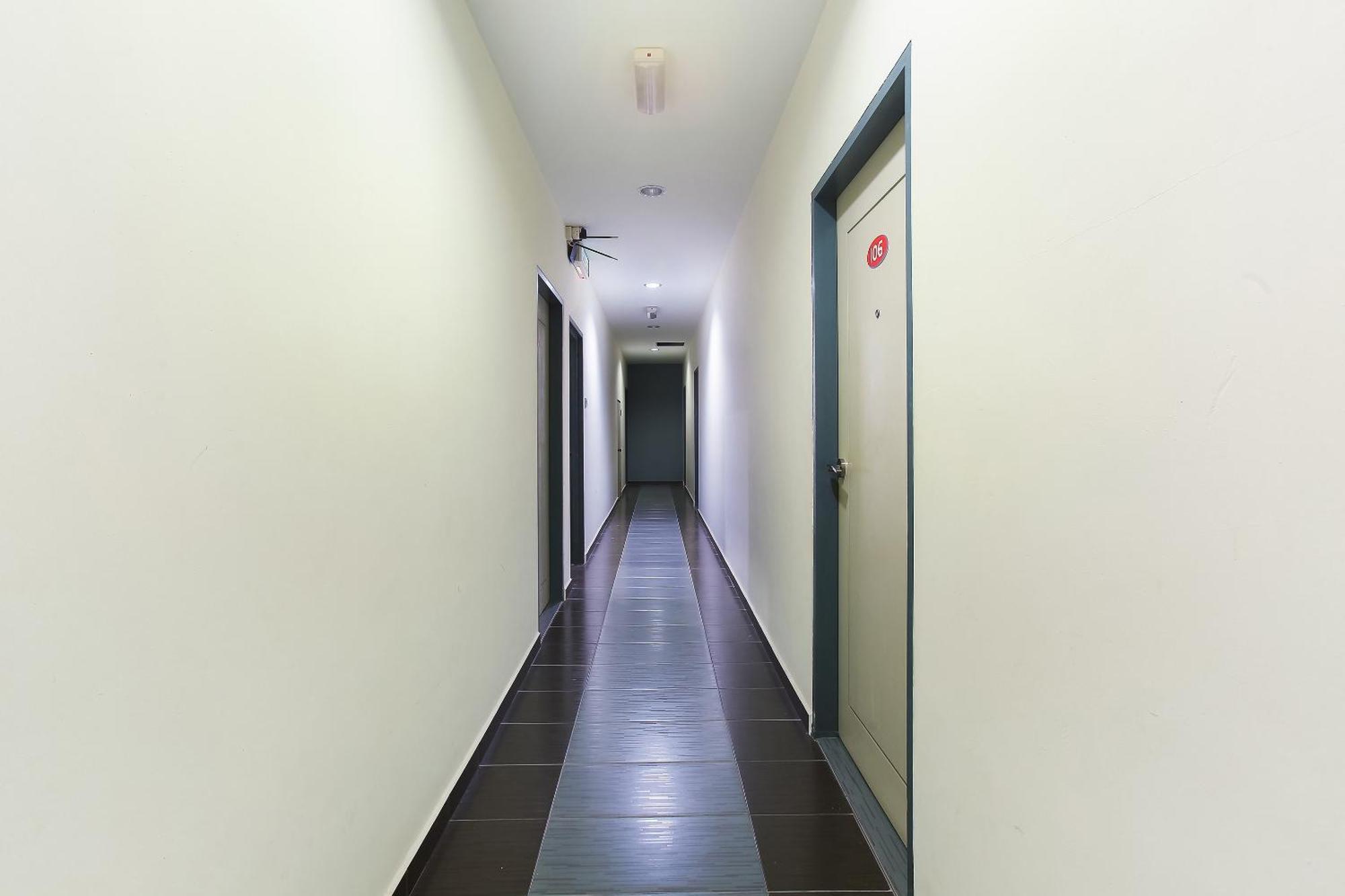 Oyo 89332 De Hotel Teluk Intan Esterno foto