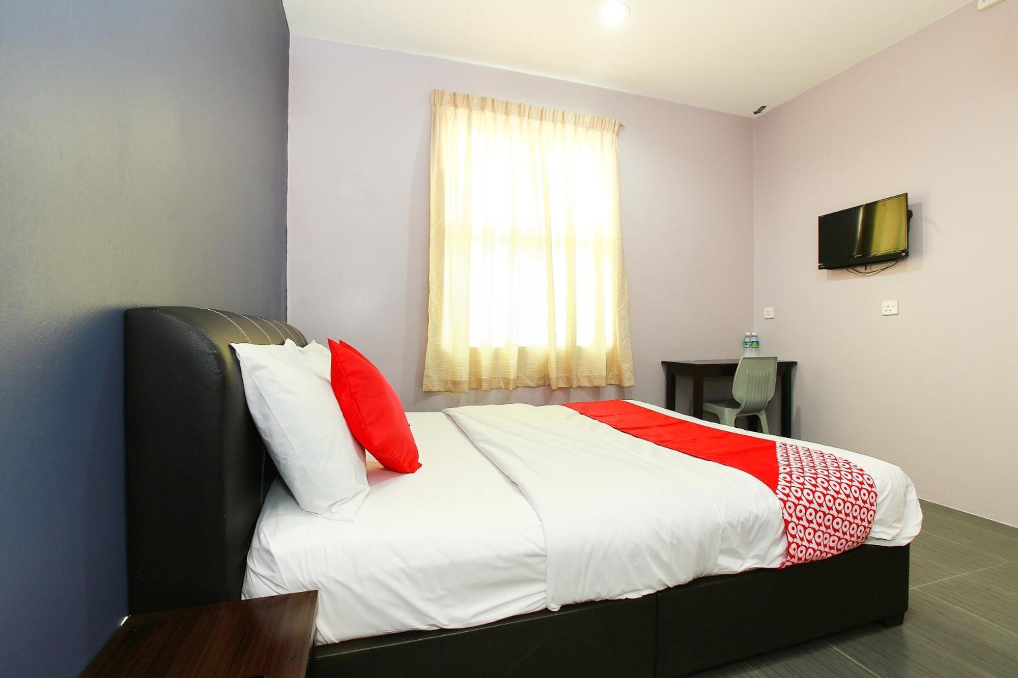Oyo 89332 De Hotel Teluk Intan Esterno foto